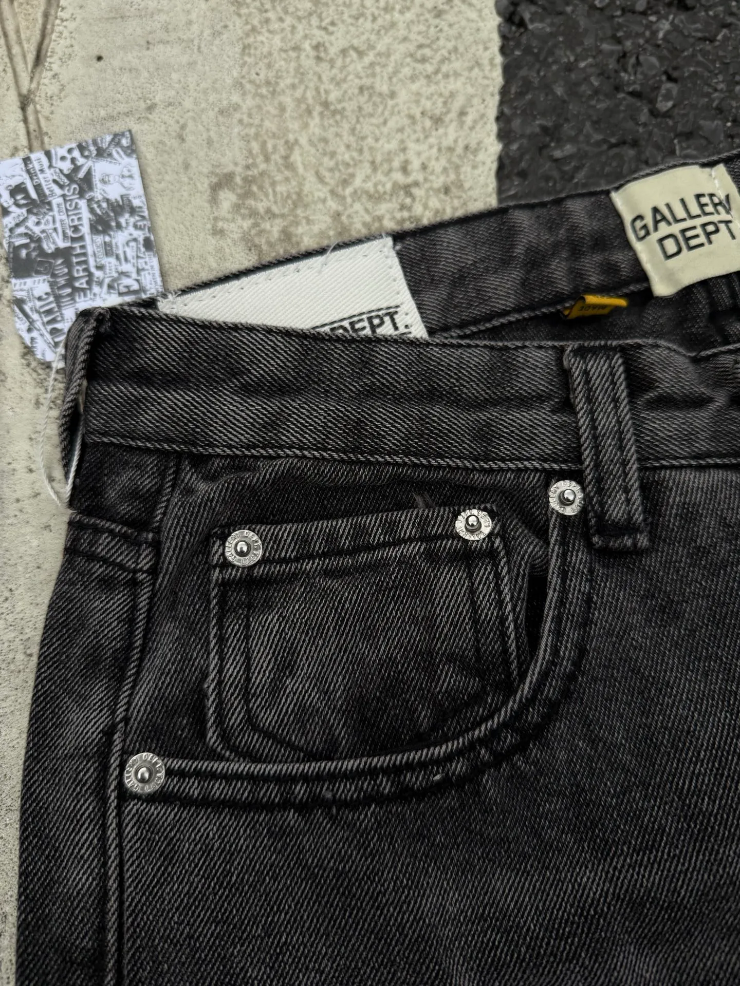 #8212 P246💰 GALLERY DEPT. LA Flared The first generation of Vintage spliced loose washed flared jeans - The original version is purchased and patterned to truly restore the ultimate texture of Vintage - The original hardware accessories, washed and other elevators, QR code analysis are all purchased from the original factory, high degree of restoration, you are welcome to compare with a certain product ~ - Three-dimensional version, loose and comfortable, not picky about the figure, taller and slimmer, factory Seiko, original factory quality control, same style for men and women, can be matched with couples Versatile recommendation: must-have jeans for all seasons - Sizes: 28 30 32 34 36